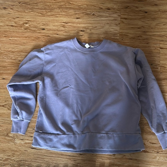 Athleta Sweaters - Athleta women’s size small cropped shirt lavender sweatshirt Crewneck